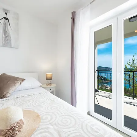 Golden Seaview Holiday Home Mlini Exterior photo
