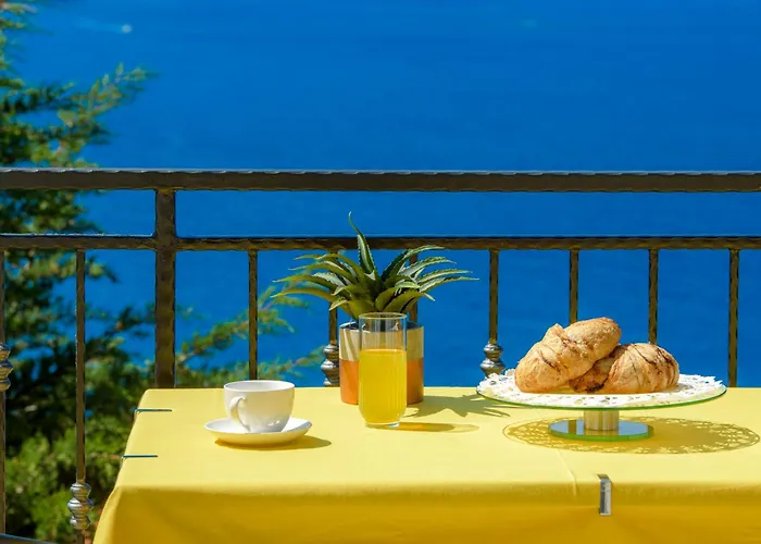 Golden Seaview Holiday Home