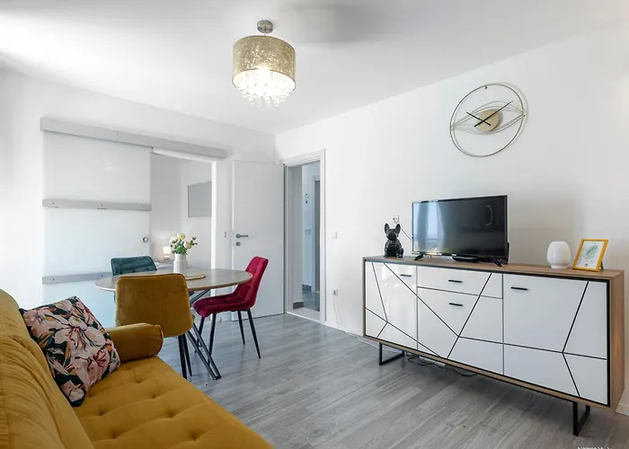 Golden Seaview Holiday Home
